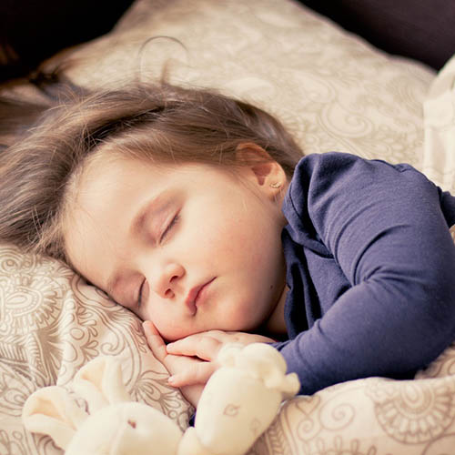  une maman avec son bébé pharmacie Pernot